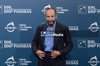 2024-10-26 - Ralph Fiennes attends the Photocall of the movie “Conclave” during the 19th Rome Film Fest at Auditorium Parco della Musica on October 26, 2024 in Rome, Italy. - THE 19TH ROME FILM FEST PHOTOCALL “CONCLAVE