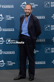 2024-10-26 - Ralph Fiennes attends the Photocall of the movie “Conclave” during the 19th Rome Film Fest at Auditorium Parco della Musica on October 26, 2024 in Rome, Italy. - THE 19TH ROME FILM FEST PHOTOCALL “CONCLAVE