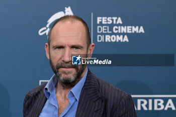 2024-10-26 - Ralph Fiennes attends the Photocall of the movie “Conclave” during the 19th Rome Film Fest at Auditorium Parco della Musica on October 26, 2024 in Rome, Italy. - THE 19TH ROME FILM FEST PHOTOCALL “CONCLAVE