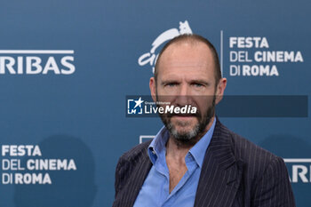 2024-10-26 - Ralph Fiennes attends the Photocall of the movie “Conclave” during the 19th Rome Film Fest at Auditorium Parco della Musica on October 26, 2024 in Rome, Italy. - THE 19TH ROME FILM FEST PHOTOCALL “CONCLAVE