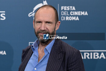 2024-10-26 - Ralph Fiennes attends the Photocall of the movie “Conclave” during the 19th Rome Film Fest at Auditorium Parco della Musica on October 26, 2024 in Rome, Italy. - THE 19TH ROME FILM FEST PHOTOCALL “CONCLAVE