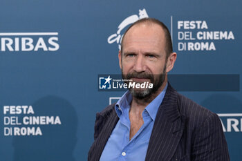 2024-10-26 - Ralph Fiennes attends the Photocall of the movie “Conclave” during the 19th Rome Film Fest at Auditorium Parco della Musica on October 26, 2024 in Rome, Italy. - THE 19TH ROME FILM FEST PHOTOCALL “CONCLAVE