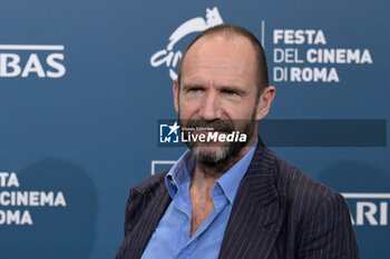 2024-10-26 - Ralph Fiennes attends the Photocall of the movie “Conclave” during the 19th Rome Film Fest at Auditorium Parco della Musica on October 26, 2024 in Rome, Italy. - THE 19TH ROME FILM FEST PHOTOCALL “CONCLAVE