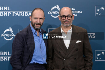 2024-10-26 - Ralph Fiennes, Edward Berger director attends the Photocall of the movie “Conclave” during the 19th Rome Film Fest at Auditorium Parco della Musica on October 26, 2024 in Rome, Italy. - THE 19TH ROME FILM FEST PHOTOCALL “CONCLAVE