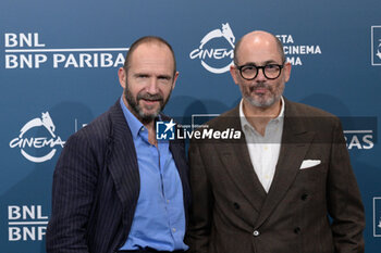 2024-10-26 - Ralph Fiennes, Edward Berger director attends the Photocall of the movie “Conclave” during the 19th Rome Film Fest at Auditorium Parco della Musica on October 26, 2024 in Rome, Italy. - THE 19TH ROME FILM FEST PHOTOCALL “CONCLAVE