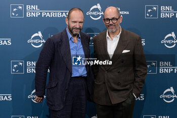 2024-10-26 - Ralph Fiennes, Edward Berger director attends the Photocall of the movie “Conclave” during the 19th Rome Film Fest at Auditorium Parco della Musica on October 26, 2024 in Rome, Italy. - THE 19TH ROME FILM FEST PHOTOCALL “CONCLAVE