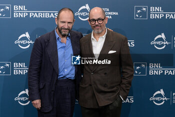 2024-10-26 - Ralph Fiennes, Edward Berger director attends the Photocall of the movie “Conclave” during the 19th Rome Film Fest at Auditorium Parco della Musica on October 26, 2024 in Rome, Italy. - THE 19TH ROME FILM FEST PHOTOCALL “CONCLAVE