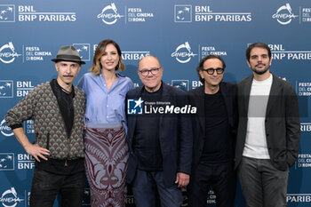 2024-10-26 - Maccio Capatonda, Ema Stokholma, Carlo Verdone, Giovanni Esposito, Valerio Vestoso attends the Photocall of the movie “Life of Carlo Season 3” during the 19th Rome Film Fest at Auditorium Parco della Musica on October 26, 2024 in Rome, Italy. - THE 19TH ROME FILM FEST PHOTOCALL “LIFE OF CARLO SEASON 3