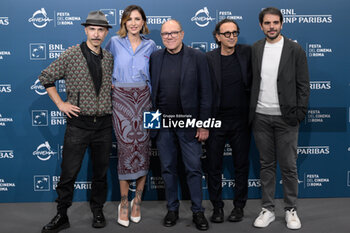 2024-10-26 - Maccio Capatonda, Ema Stokholma, Carlo Verdone, Giovanni Esposito, Valerio Vestoso attends the Photocall of the movie “Life of Carlo Season 3” during the 19th Rome Film Fest at Auditorium Parco della Musica on October 26, 2024 in Rome, Italy. - THE 19TH ROME FILM FEST PHOTOCALL “LIFE OF CARLO SEASON 3