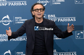 2024-10-26 - Giovanni Esposito attends the Photocall of the movie “Life of Carlo Season 3” during the 19th Rome Film Fest at Auditorium Parco della Musica on October 26, 2024 in Rome, Italy. - THE 19TH ROME FILM FEST PHOTOCALL “LIFE OF CARLO SEASON 3