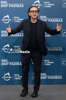 2024-10-26 - Giovanni Esposito attends the Photocall of the movie “Life of Carlo Season 3” during the 19th Rome Film Fest at Auditorium Parco della Musica on October 26, 2024 in Rome, Italy. - THE 19TH ROME FILM FEST PHOTOCALL “LIFE OF CARLO SEASON 3