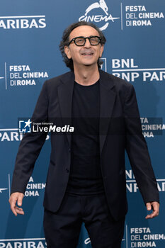 2024-10-26 - Giovanni Esposito attends the Photocall of the movie “Life of Carlo Season 3” during the 19th Rome Film Fest at Auditorium Parco della Musica on October 26, 2024 in Rome, Italy. - THE 19TH ROME FILM FEST PHOTOCALL “LIFE OF CARLO SEASON 3