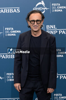 2024-10-26 - Giovanni Esposito attends the Photocall of the movie “Life of Carlo Season 3” during the 19th Rome Film Fest at Auditorium Parco della Musica on October 26, 2024 in Rome, Italy. - THE 19TH ROME FILM FEST PHOTOCALL “LIFE OF CARLO SEASON 3