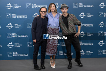 2024-10-26 - Giovanni Esposito, Ema Stokholma, Maccio Capatonda attends the Photocall of the movie “Life of Carlo Season 3” during the 19th Rome Film Fest at Auditorium Parco della Musica on October 26, 2024 in Rome, Italy. - THE 19TH ROME FILM FEST PHOTOCALL “LIFE OF CARLO SEASON 3