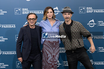 2024-10-26 - Giovanni Esposito, Ema Stokholma, Maccio Capatonda attends the Photocall of the movie “Life of Carlo Season 3” during the 19th Rome Film Fest at Auditorium Parco della Musica on October 26, 2024 in Rome, Italy. - THE 19TH ROME FILM FEST PHOTOCALL “LIFE OF CARLO SEASON 3