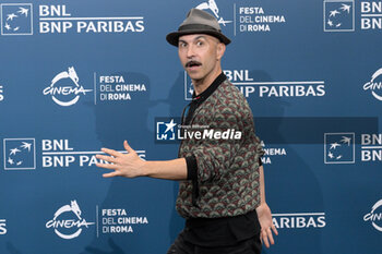 2024-10-26 - Maccio Capatonda attends the Photocall of the movie “Life of Carlo Season 3” during the 19th Rome Film Fest at Auditorium Parco della Musica on October 26, 2024 in Rome, Italy. - THE 19TH ROME FILM FEST PHOTOCALL “LIFE OF CARLO SEASON 3