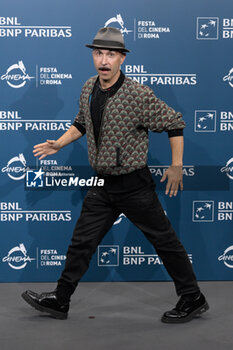 2024-10-26 - Maccio Capatonda attends the Photocall of the movie “Life of Carlo Season 3” during the 19th Rome Film Fest at Auditorium Parco della Musica on October 26, 2024 in Rome, Italy. - THE 19TH ROME FILM FEST PHOTOCALL “LIFE OF CARLO SEASON 3