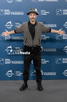 2024-10-26 - Maccio Capatonda attends the Photocall of the movie “Life of Carlo Season 3” during the 19th Rome Film Fest at Auditorium Parco della Musica on October 26, 2024 in Rome, Italy. - THE 19TH ROME FILM FEST PHOTOCALL “LIFE OF CARLO SEASON 3