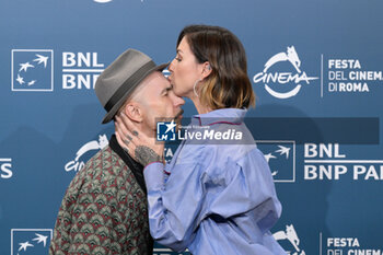 2024-10-26 - Maccio Capatonda, Ema Stokholma attends the Photocall of the movie “Life of Carlo Season 3” during the 19th Rome Film Fest at Auditorium Parco della Musica on October 26, 2024 in Rome, Italy. - THE 19TH ROME FILM FEST PHOTOCALL “LIFE OF CARLO SEASON 3