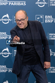 2024-10-26 - Carlo Verdone attends the Photocall of the movie “Life of Carlo Season 3” during the 19th Rome Film Fest at Auditorium Parco della Musica on October 26, 2024 in Rome, Italy. - THE 19TH ROME FILM FEST PHOTOCALL “LIFE OF CARLO SEASON 3