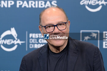 2024-10-26 - Carlo Verdone attends the Photocall of the movie “Life of Carlo Season 3” during the 19th Rome Film Fest at Auditorium Parco della Musica on October 26, 2024 in Rome, Italy. - THE 19TH ROME FILM FEST PHOTOCALL “LIFE OF CARLO SEASON 3