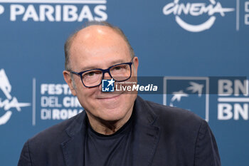 2024-10-26 - Carlo Verdone attends the Photocall of the movie “Life of Carlo Season 3” during the 19th Rome Film Fest at Auditorium Parco della Musica on October 26, 2024 in Rome, Italy. - THE 19TH ROME FILM FEST PHOTOCALL “LIFE OF CARLO SEASON 3