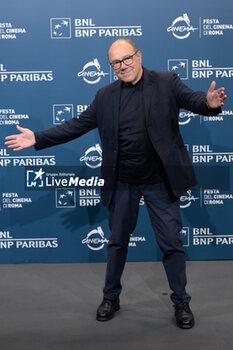 2024-10-26 - Carlo Verdone attends the Photocall of the movie “Life of Carlo Season 3” during the 19th Rome Film Fest at Auditorium Parco della Musica on October 26, 2024 in Rome, Italy. - THE 19TH ROME FILM FEST PHOTOCALL “LIFE OF CARLO SEASON 3