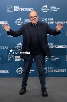 2024-10-26 - Carlo Verdone attends the Photocall of the movie “Life of Carlo Season 3” during the 19th Rome Film Fest at Auditorium Parco della Musica on October 26, 2024 in Rome, Italy. - THE 19TH ROME FILM FEST PHOTOCALL “LIFE OF CARLO SEASON 3