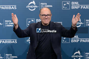 2024-10-26 - Carlo Verdone attends the Photocall of the movie “Life of Carlo Season 3” during the 19th Rome Film Fest at Auditorium Parco della Musica on October 26, 2024 in Rome, Italy. - THE 19TH ROME FILM FEST PHOTOCALL “LIFE OF CARLO SEASON 3