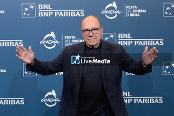 2024-10-26 - Carlo Verdone attends the Photocall of the movie “Life of Carlo Season 3” during the 19th Rome Film Fest at Auditorium Parco della Musica on October 26, 2024 in Rome, Italy. - THE 19TH ROME FILM FEST PHOTOCALL “LIFE OF CARLO SEASON 3