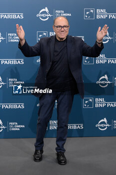 2024-10-26 - Carlo Verdone attends the Photocall of the movie “Life of Carlo Season 3” during the 19th Rome Film Fest at Auditorium Parco della Musica on October 26, 2024 in Rome, Italy. - THE 19TH ROME FILM FEST PHOTOCALL “LIFE OF CARLO SEASON 3