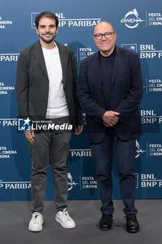 2024-10-26 - Valerio Vestoso, Carlo Verdone attends the Photocall of the movie “Life of Carlo Season 3” during the 19th Rome Film Fest at Auditorium Parco della Musica on October 26, 2024 in Rome, Italy. - THE 19TH ROME FILM FEST PHOTOCALL “LIFE OF CARLO SEASON 3