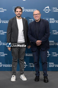 2024-10-26 - Valerio Vestoso, Carlo Verdone attends the Photocall of the movie “Life of Carlo Season 3” during the 19th Rome Film Fest at Auditorium Parco della Musica on October 26, 2024 in Rome, Italy. - THE 19TH ROME FILM FEST PHOTOCALL “LIFE OF CARLO SEASON 3