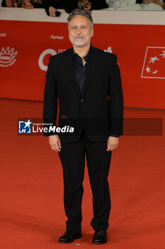 2024-10-26 - Paolo Costella attends the Red Carpet of the movie “Storia di una Notte” during the 19th Rome Film Fest at Auditorium Parco della Musica on October 26, 2024 in Rome, Italy. - THE 19TH ROME FILM FEST RED CARPET 