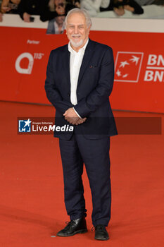 2024-10-26 - Luigi Diberti attends the Red Carpet of the movie “Storia di una Notte” during the 19th Rome Film Fest at Auditorium Parco della Musica on October 26, 2024 in Rome, Italy. - THE 19TH ROME FILM FEST RED CARPET 