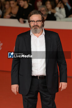 2024-10-26 - Giuseppe Battiston attends the Red Carpet of the movie “Storia di una Notte” during the 19th Rome Film Fest at Auditorium Parco della Musica on October 26, 2024 in Rome, Italy. - THE 19TH ROME FILM FEST RED CARPET 