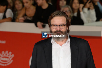 2024-10-26 - Giuseppe Battiston attends the Red Carpet of the movie “Storia di una Notte” during the 19th Rome Film Fest at Auditorium Parco della Musica on October 26, 2024 in Rome, Italy. - THE 19TH ROME FILM FEST RED CARPET 