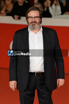 2024-10-26 - Giuseppe Battiston attends the Red Carpet of the movie “Storia di una Notte” during the 19th Rome Film Fest at Auditorium Parco della Musica on October 26, 2024 in Rome, Italy. - THE 19TH ROME FILM FEST RED CARPET 