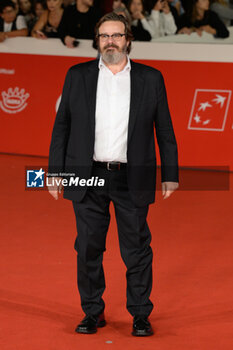 2024-10-26 - Giuseppe Battiston attends the Red Carpet of the movie “Storia di una Notte” during the 19th Rome Film Fest at Auditorium Parco della Musica on October 26, 2024 in Rome, Italy. - THE 19TH ROME FILM FEST RED CARPET 