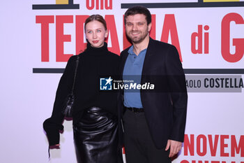 2024-11-18 - Jacopo Olmo Antinori and with his wife during the Photocall of the movie UNA TERAPIA DI GRUPPO on November 18, 2024 at Cinema The Space, Rome, Italy - UNA TERAPIA DI GRUPPO - NEWS - VIP