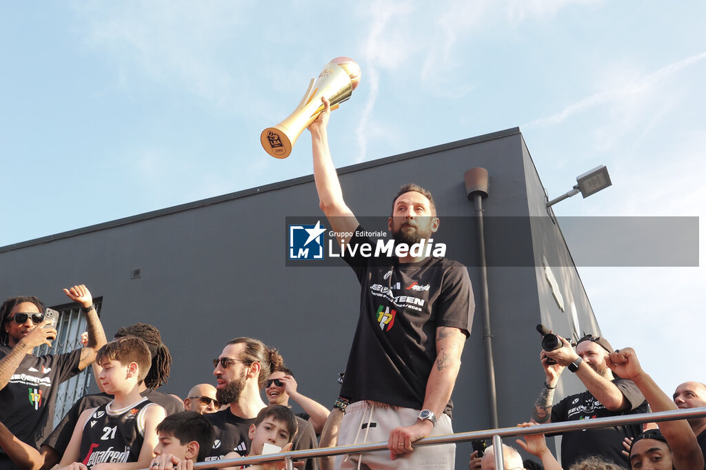 Virtus Segafredo basketball team party with fans after Italian championship victory - NEWS - CHRONICLE