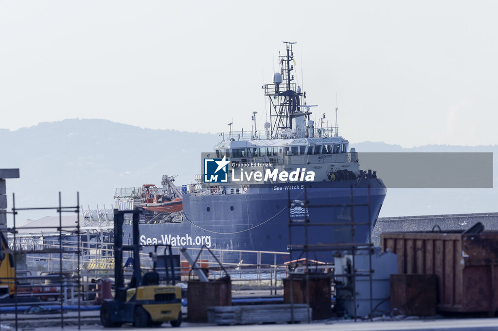 Migrants, Sea Watch 5 arrives in Naples - NEWS - CHRONICLE