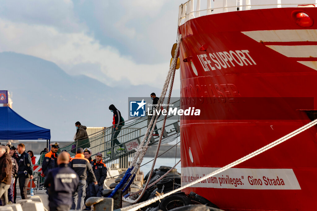 113 migrants, disembarkation operations in Napoli - NEWS - CHRONICLE