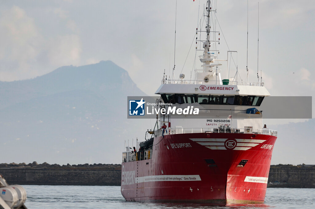 113 migrants, disembarkation operations in Napoli - NEWS - CHRONICLE