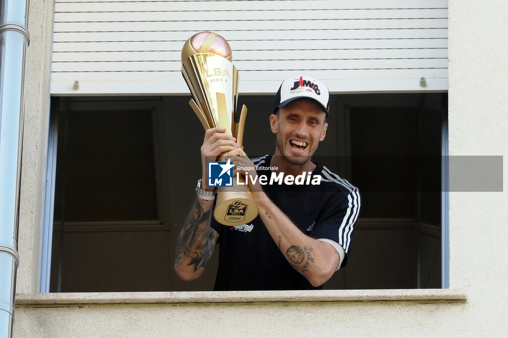 Segafredo Virtus Bologna basketball team players Belinelli, Shengelia and Pajola bring the Italian championship cup  to their teammate Achille Polonara, hospitalized in the hematology department of Sant'Orsola - NEWS - EVENTS