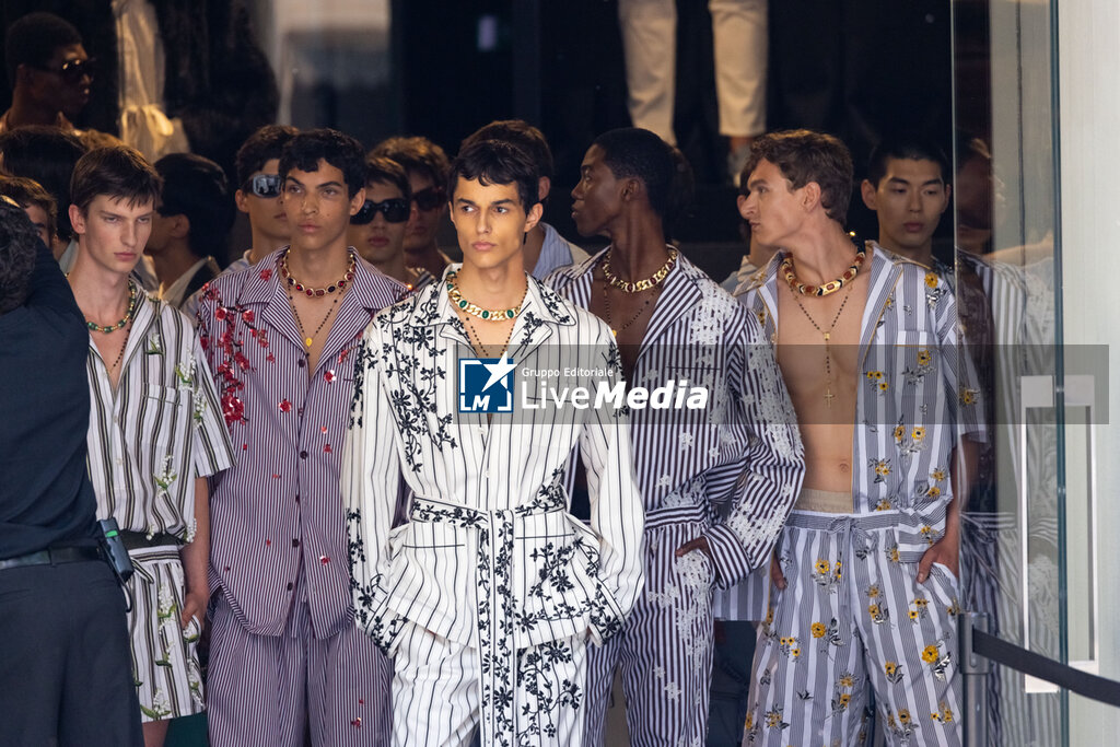 Dolce & Gabbana - Outside catwalk - Milan Fashion Week - Menswear Spring/Summer 2026 - NEWS - MODA
