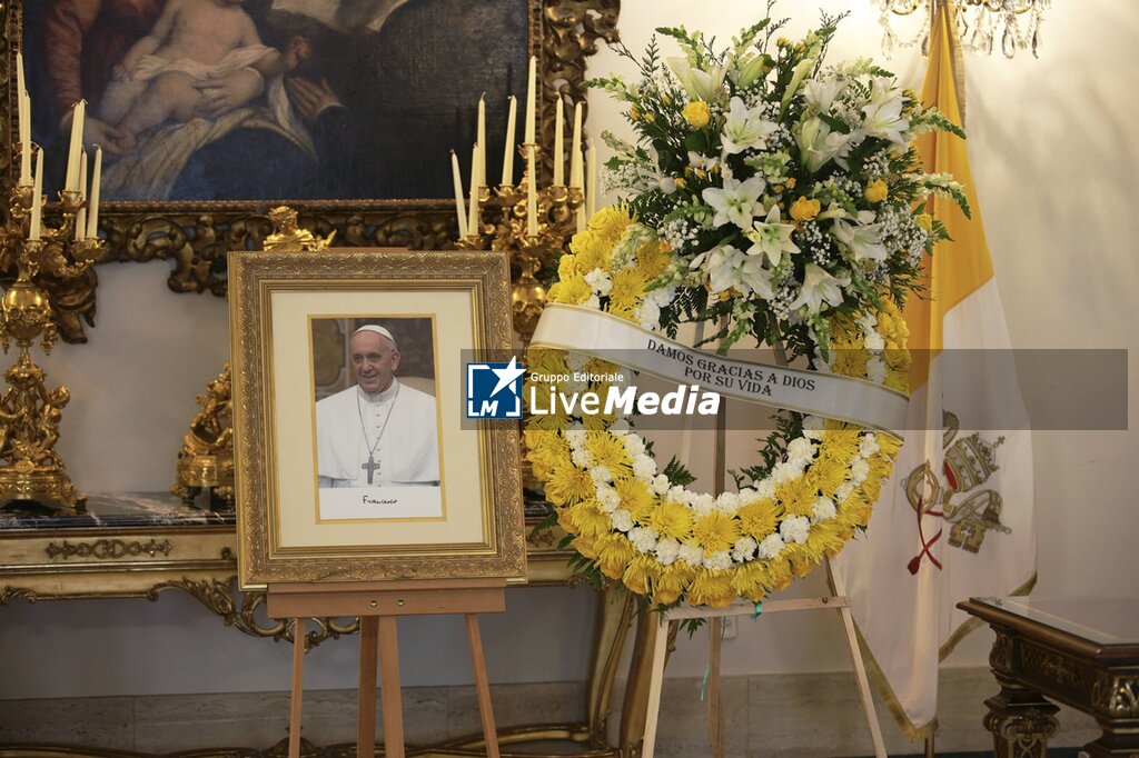 Firma del libro de condolencias por la muerte del Papa Francisco en Madrid - NEWS - RELIGION