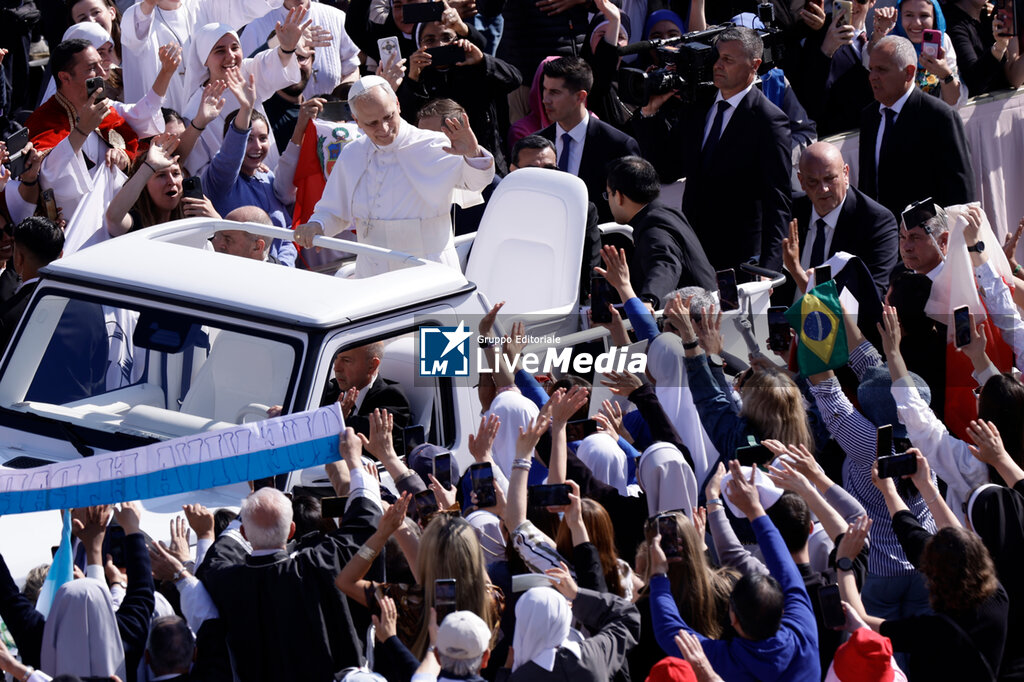Pope Leo XIV Holy Mass for the Beginning of the Pontificate and Regina Caeli - NEWS - RELIGION
