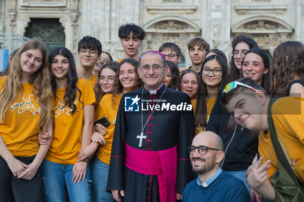 in Piazza Duomo, Archbishop Delpini delivers the mandate to the animators of the summer oratories - NEWS - RELIGION