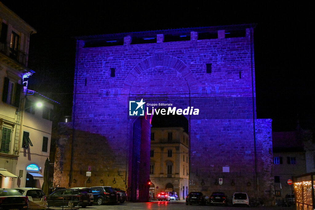Historic gates of Florence illuminated in purple to commemorate ACF Fiorentina's president Rocco Commisso. - NEWS - CHRONICLE